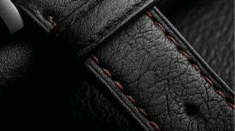 Ze skórzanym paskiem